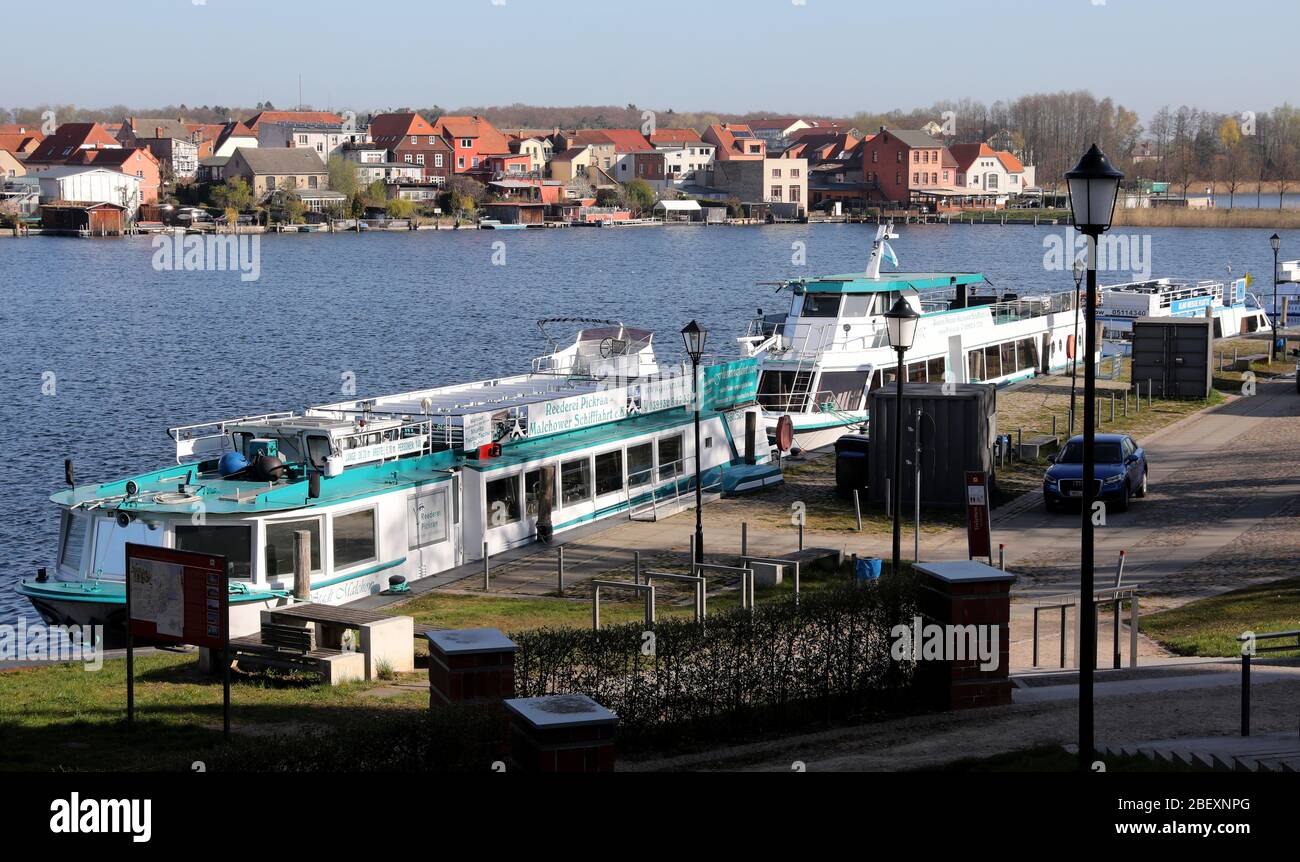 Malchow, Germania. 16 Apr 2020. Le navi passeggeri sono ormeggiate sul lago Malchow di fronte al monastero. Il coronavirus ha anche fermato il trasporto passeggeri nel distretto dei laghi di Mecklenburg. Credit: Bernd Wüstneck/dpa-Zentralbild/dpa/Alamy Live News Foto Stock