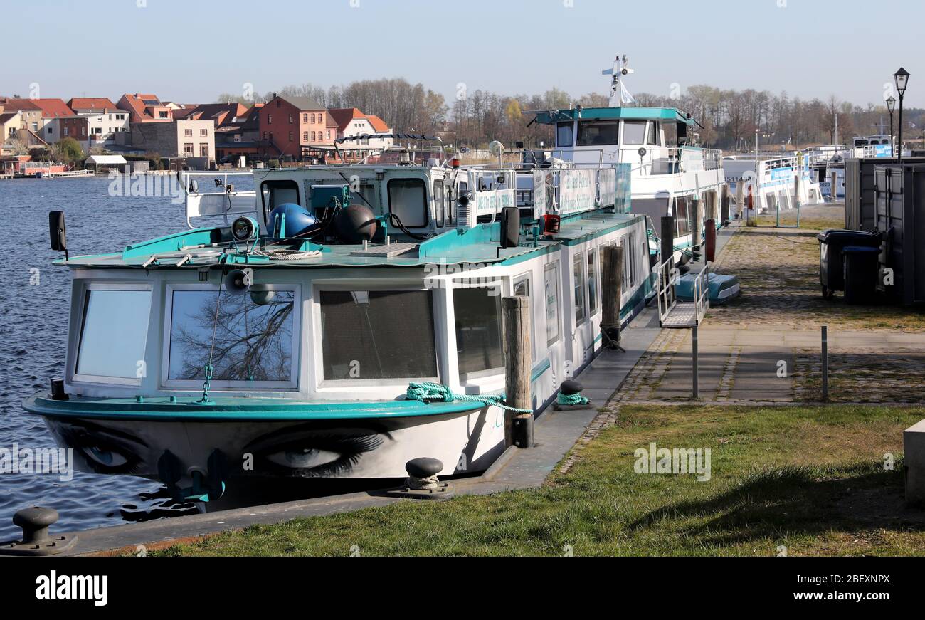Malchow, Germania. 16 Apr 2020. Le navi passeggeri sono ormeggiate sul lago Malchow di fronte al monastero. Il coronavirus ha anche fermato il trasporto passeggeri nel distretto dei laghi di Mecklenburg. Credit: Bernd Wüstneck/dpa-Zentralbild/dpa/Alamy Live News Foto Stock