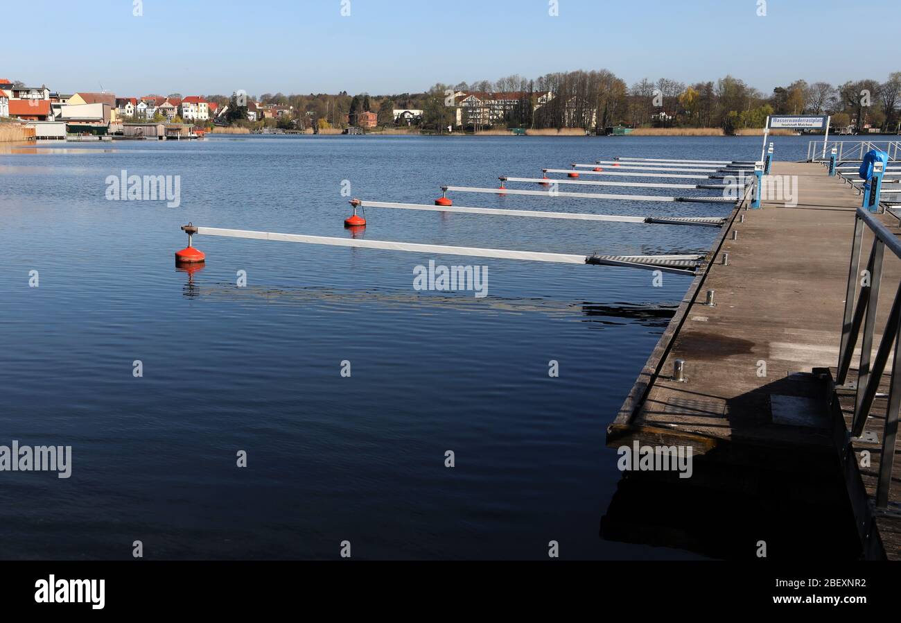 Malchow, Germania. 16 Apr 2020. L'area di riposo per gli escursionisti in acqua a Malchower See è vuota. Il coronavirus ha anche fermato il turismo in barca e gli sport acquatici nel Distretto dei Laghi di Mecklenburg. Credit: Bernd Wüstneck/dpa-Zentralbild/dpa/Alamy Live News Foto Stock