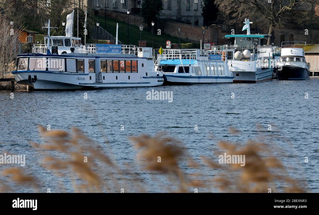 Malchow, Germania. 16 Apr 2020. Le navi passeggeri sono ormeggiate sul lago Malchow di fronte al monastero. Il coronavirus ha anche fermato il trasporto passeggeri nel distretto dei laghi di Mecklenburg. Credit: Bernd Wüstneck/dpa-Zentralbild/dpa/Alamy Live News Foto Stock