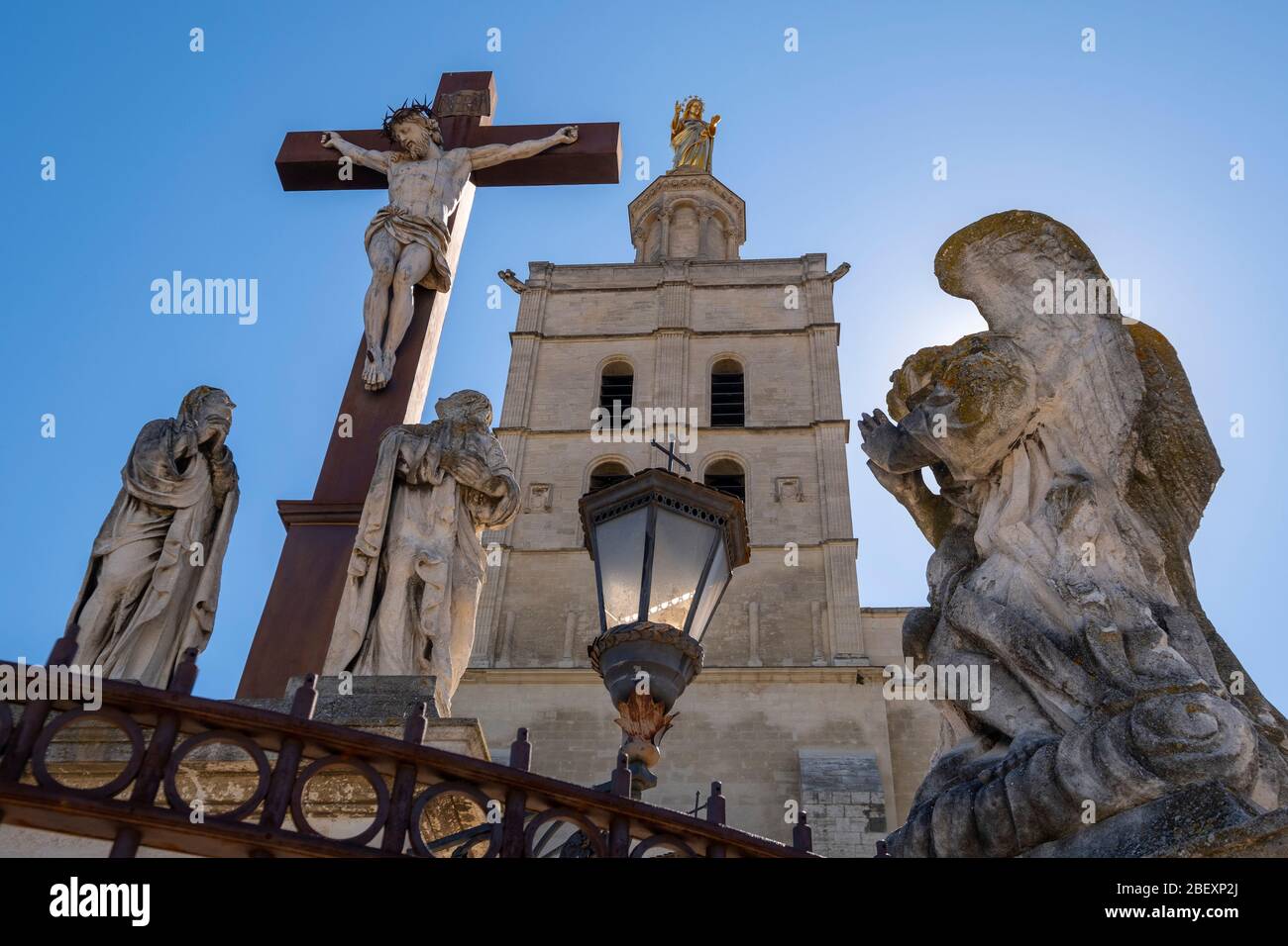 Statua di Gesù Cristo crocifisso circondata da angeli di fronte alla cattedrale di Notre Dame des Doms d'Avignon ad Avignone, Francia, Europa Foto Stock