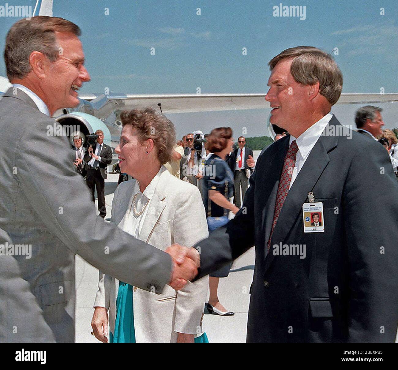 Marshall Space Flight Center Direttore T. J. Lee saluta il presidente George Bush all'arrivo al Redstone Arsenal Airfield, 20 giugno 1990. Durante la sua visita Bush ha girato la strutture di Marshall e rivolto ai dipendenti del Centro. Foto Stock