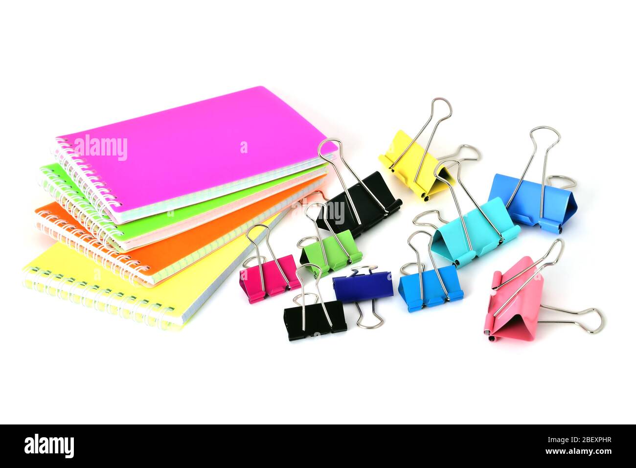 I blocchi appunti colorati si agganciano per la carta su sfondo bianco nella geometria corretta Foto Stock