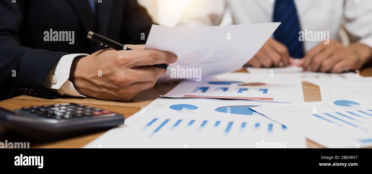 consulti e pianerizzazione del team, concetto di collaborazione finanziaria, gruppo di persone aziendali in tuta alla ricerca di report finanziari, brainstorming e conversazione Foto Stock