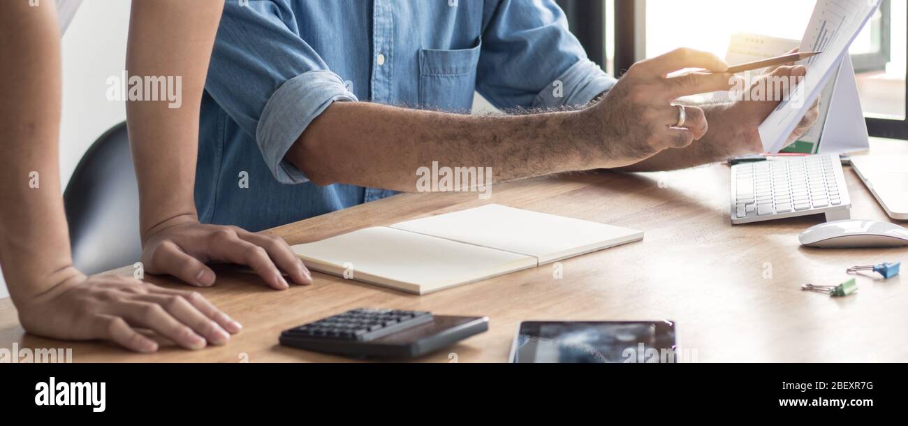 consulti e pianerizzazione del team, concetto di collaborazione finanziaria, gruppo di persone aziendali in tuta alla ricerca di report finanziari, brainstorming e conversazione Foto Stock