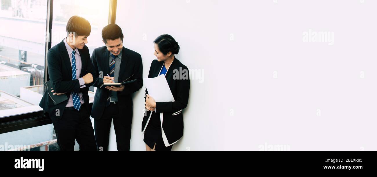 consulti e pianerizzazione del team, concetto di collaborazione finanziaria, gruppo di persone aziendali in tuta alla ricerca di report finanziari, brainstorming e conversazione Foto Stock