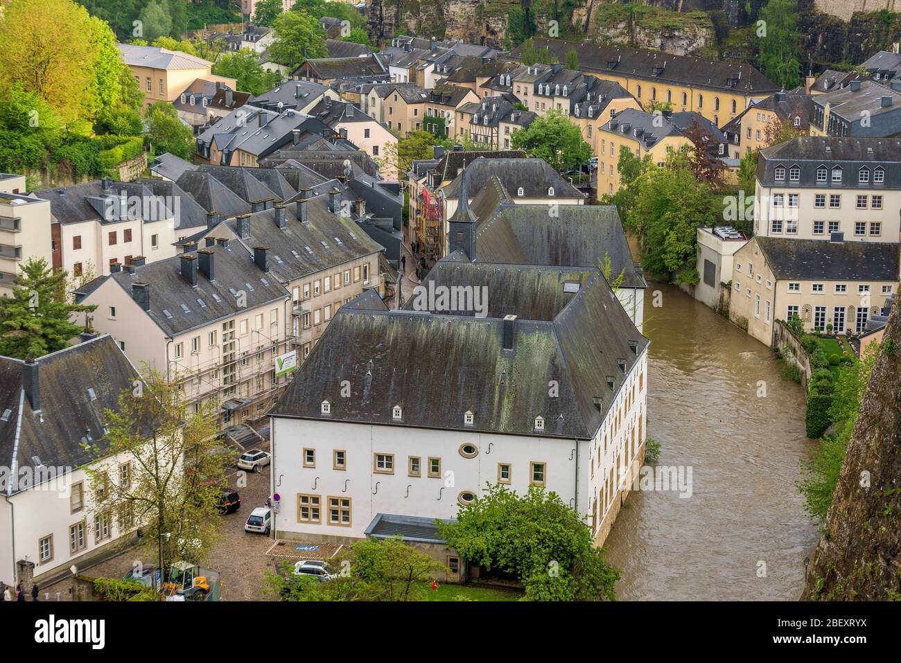 Veduta aerea della città di Lussemburgo, la capitale del Granducato di Lussemburgo, la città vecchia e il quartiere di Grund con l'Abbazia di Neumunster e il fiume Alzette. Foto Stock