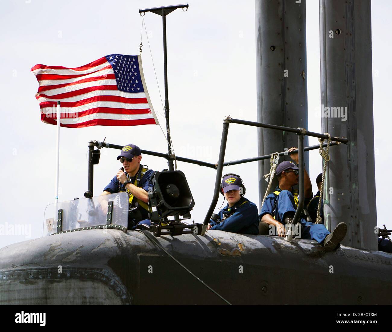 DIEGO GARCIA (Luglio 23, 2015) velisti assegnati al Los Angeles-class attack submarine USS Albuquerque (SSN 706) stand guarda come la barca parte Diego Garcia. Albuquerque visitato Diego Garcia per una porta programmata visita come una parte della sua distribuzione. Foto Stock