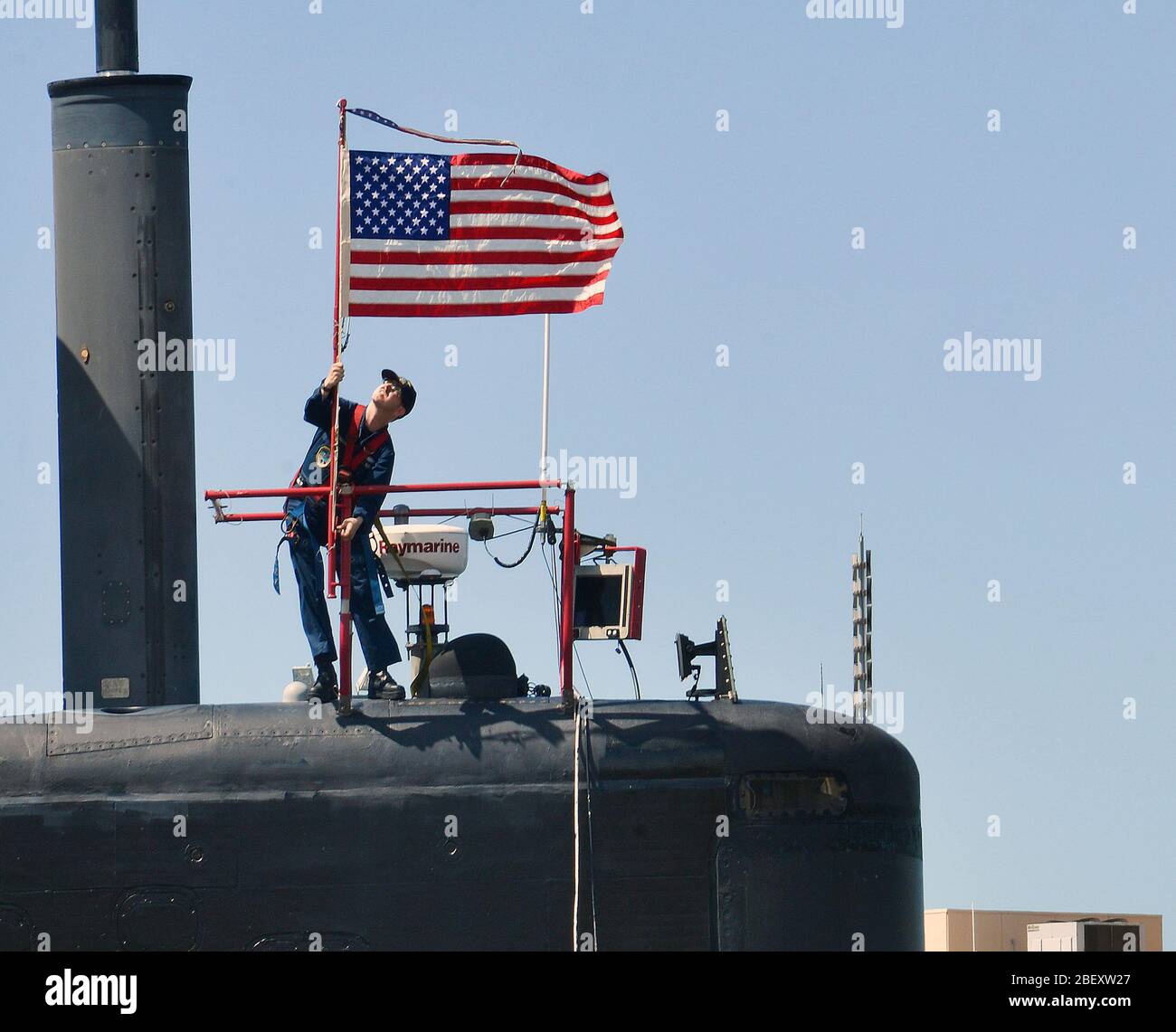 PEARL HARBOR (15 luglio 2015) un tecnico elettronico 2a classe assegnata al Los Angeles-class attack submarine USS Columbia (SSN 771), sposta i colori per il ponte durante le operazioni di routine Foto Stock