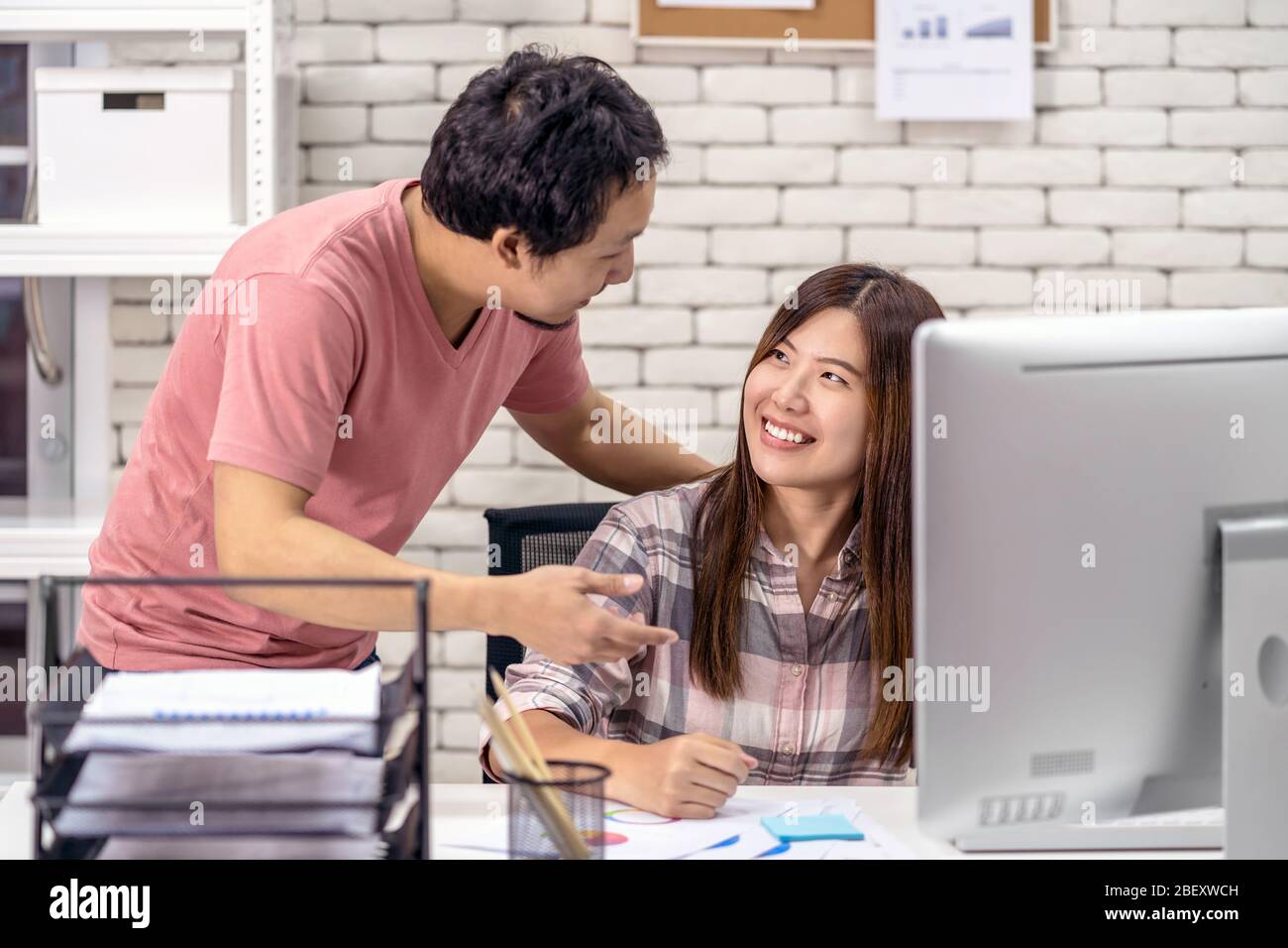 Asian coppia colleghi che lavorano insieme con la tecnologia computer in ufficio moderno, il rapporto dei colleghi e amichevole partner, imprenditore startup a. Foto Stock Asian coppia colleghi che lavorano insieme con la tecnologia computer in ufficio moderno, il rapporto dei colleghi e amichevole partner, imprenditore startup a. Foto Stock