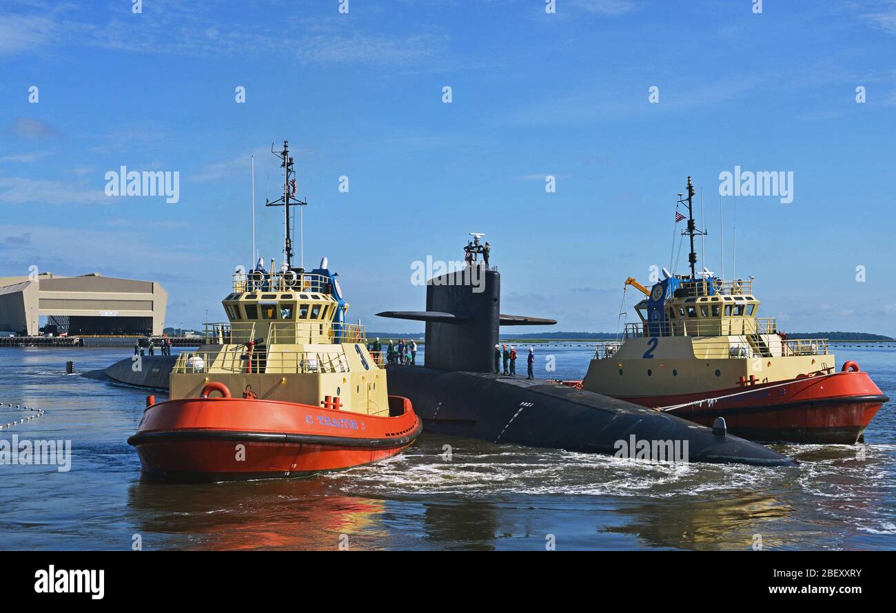 KINGS BAY, Ga. (22 luglio 2014) La Ohio-classe-balistico missile submarine USS Tennessee (SSBN 734) si diparte Naval base sottomarina Kings Bay per condurre le operazioni di routine. Foto Stock
