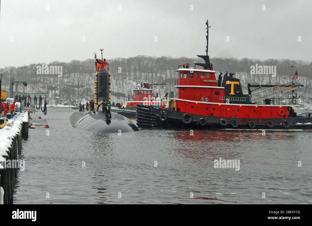 GROTON, Connecticut. (Feb. 13, 2014) l'attacco sommergibile USS Virginia (SSN 774) arriva al navale Base sottomarina di New London a Groton, Connecticut, dopo il completamento di un programmato sei mesi di distribuzione d'oltremare nell'Unione regione di funzionamento. Foto Stock