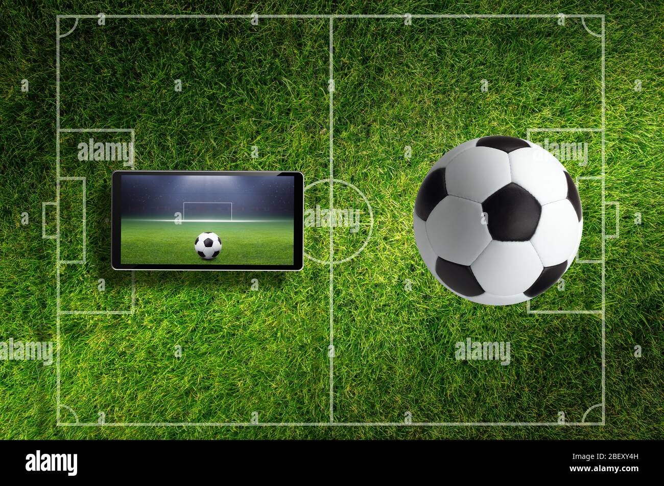Sfondo sportivo astratto - collage con palla di calcio, stadio di calcio  verde con layout, tablet pc con gioco di calcio online Foto stock - Alamy