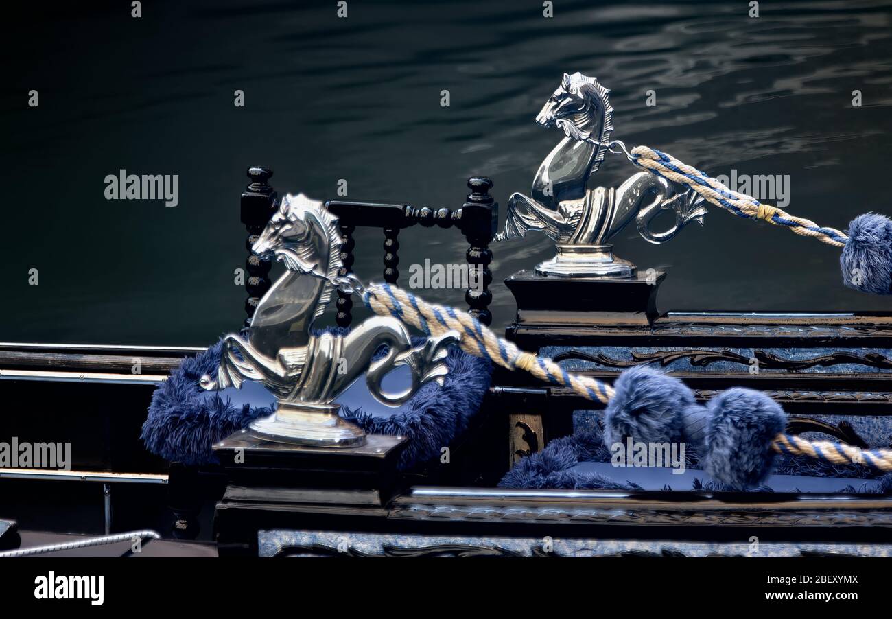 Cavalli da mare: Primo piano di una gondola tradizionale, Venezia, Italia Foto Stock