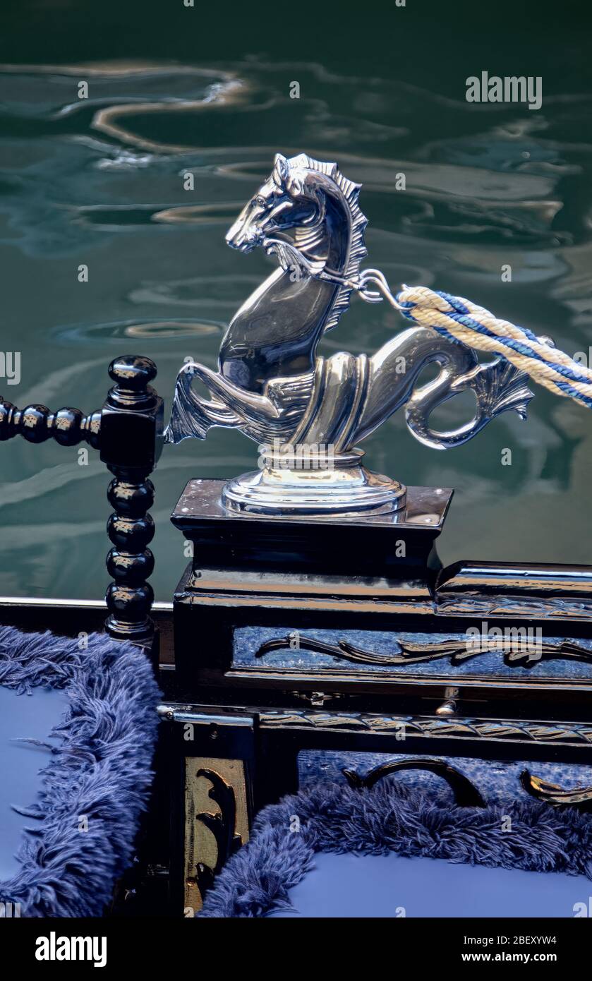 Cavalli da mare: Primo piano di una gondola tradizionale, Venezia, Italia Foto Stock