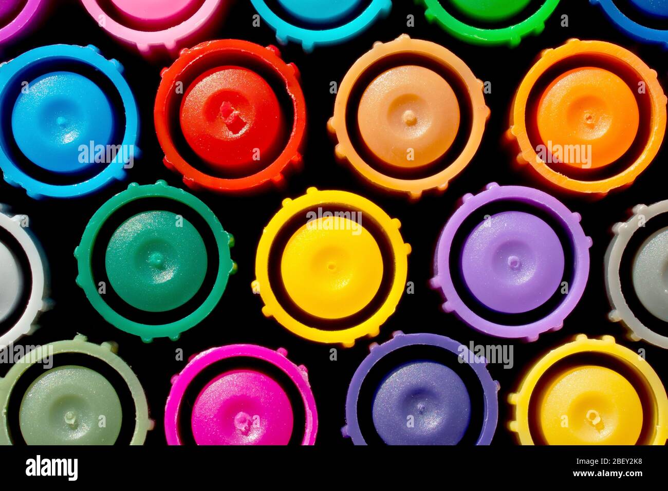 Primo piano ancora vita modello dei tappi colorati su un set di penne da colorare. Foto Stock