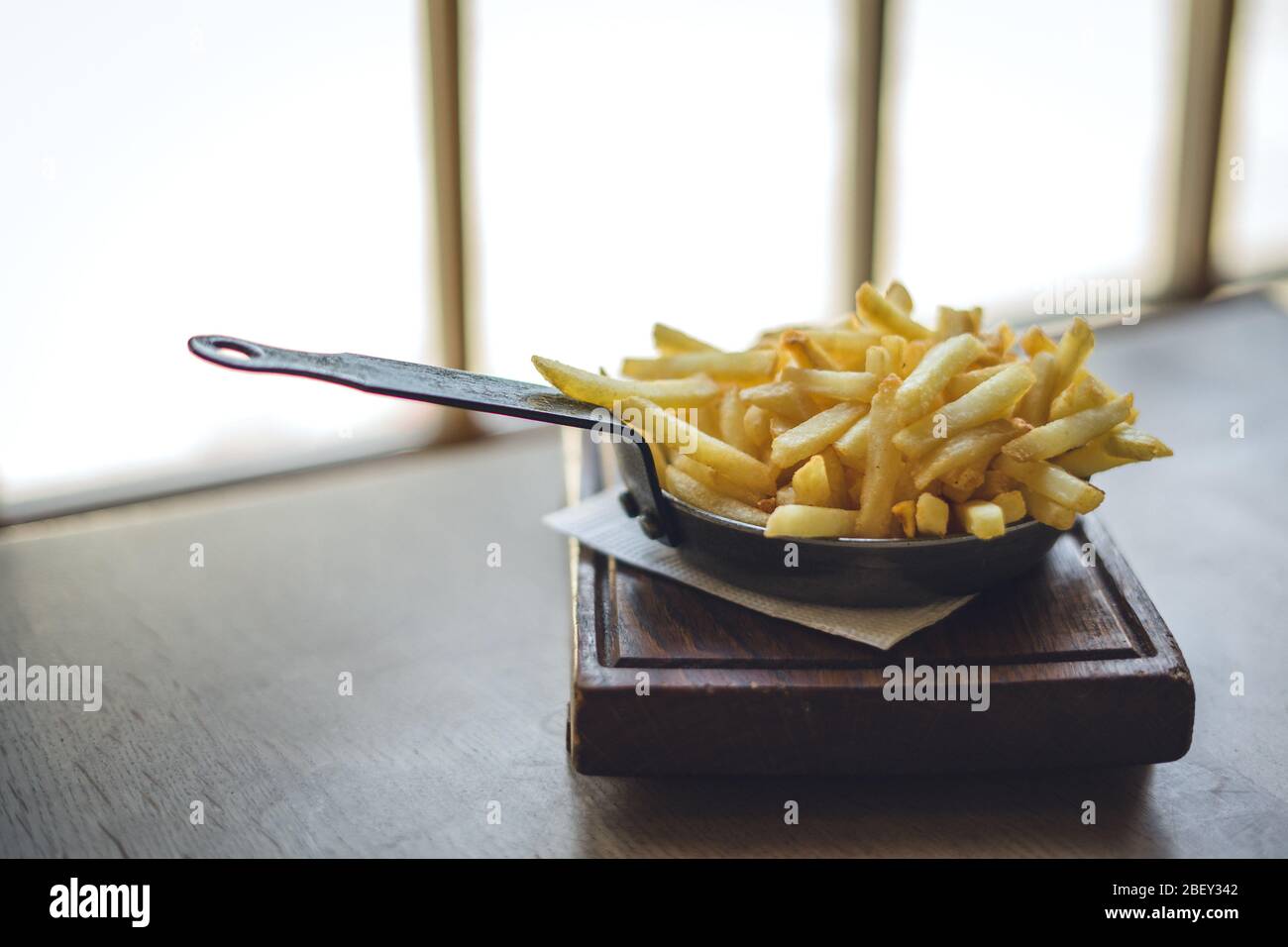Patatine fritte in padella al ristorante. Deliziose patatine fritte Foto Stock
