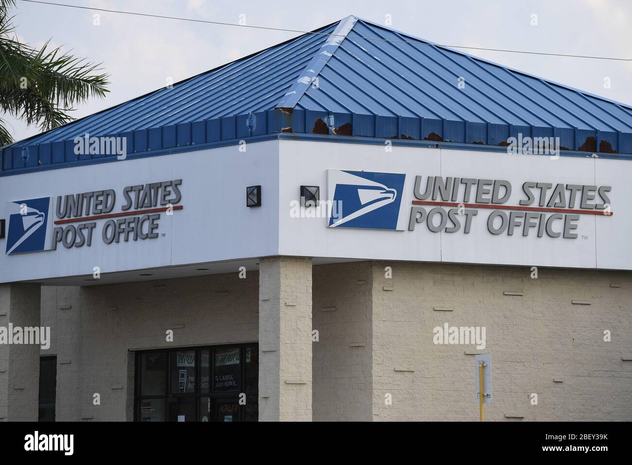 Pompano Beach, Florida, Stati Uniti. 15 aprile 2020. Una visione generale del servizio postale degli Stati Uniti dice che sta andando rotto a causa della pandemia, Trump si oppone flettentemente agli aiuti di emergenza, durante la pandemia di Coronavirus (COVID-19) il 15 aprile 2020 a Pompano Beach, Florida. Credit: Mpi04/Media Punch/Alamy Live News Foto Stock