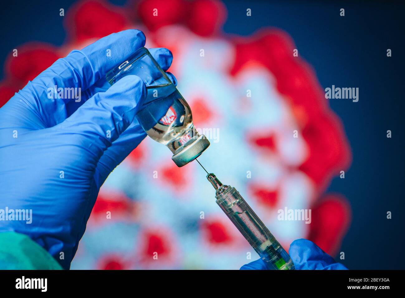 Protezione e vaccino contro il coronavirus Covid-19. Flacone per iniezione di medicinale flaconcini di vetro per uso medico e siringa per vaccinazione. Virus in background Foto Stock