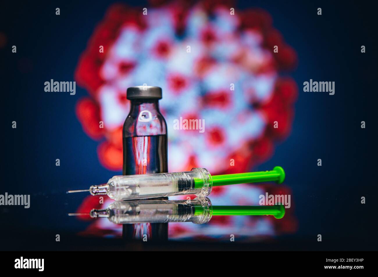 Protezione e vaccino contro il coronavirus Covid-19. Siringa con ago per farmaco. Coronavirus in background Foto Stock