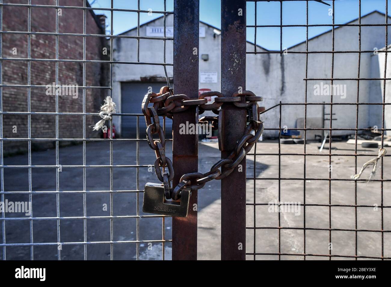 NOTA: IMMAGINE 3 DI UN SET DI 35 IMMAGINI CHE PRESENTANO PORTE CHIUSE DI AZIENDE E LUOGHI CHE SONO chiusi DURANTE il Regno Unito LOCKDOWN catena per servizio pesante e lucchetto di assicurare un ingresso scrapyard a Bristol per impedire l'accesso come il Regno Unito continua in blocco per contribuire a frenare la diffusione del coronavirus. Foto Stock