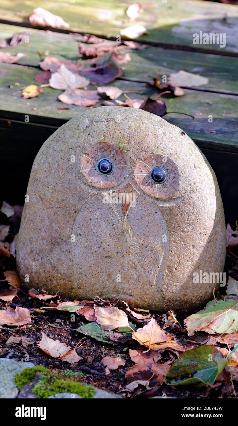 Owl pietra ornamentale, in un Garden Center locale. Foto Stock