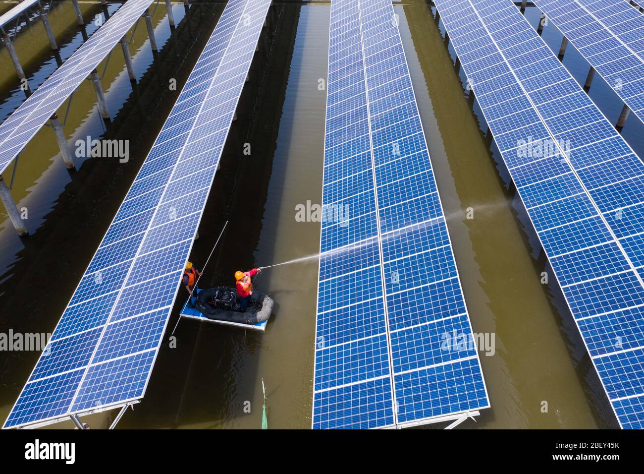 (200416) -- CHANGXING, 16 aprile 2020 (Xinhua) -- la foto aerea scattata il 16 aprile 2020 mostra i lavoratori in barca che ispezionano il funzionamento dei pannelli fotovoltaici e puliscono i moduli fotovoltaici in un allevamento di pesci nel villaggio Gulong della contea di Changxing, provincia di Zhejiang della Cina orientale. L'azienda ittica, che copre una superficie di 500 mu (circa 33.3 ettari), è utilizzata per la raccolta di pesce e, allo stesso tempo, per la produzione di elettricità dopo l'installazione di pannelli fotovoltaici sulla sua superficie. Generando più di 20 milioni di kilowattora di elettricità all'anno, l'applicazione di pannelli fotovoltaici può creare un reddito o Foto Stock