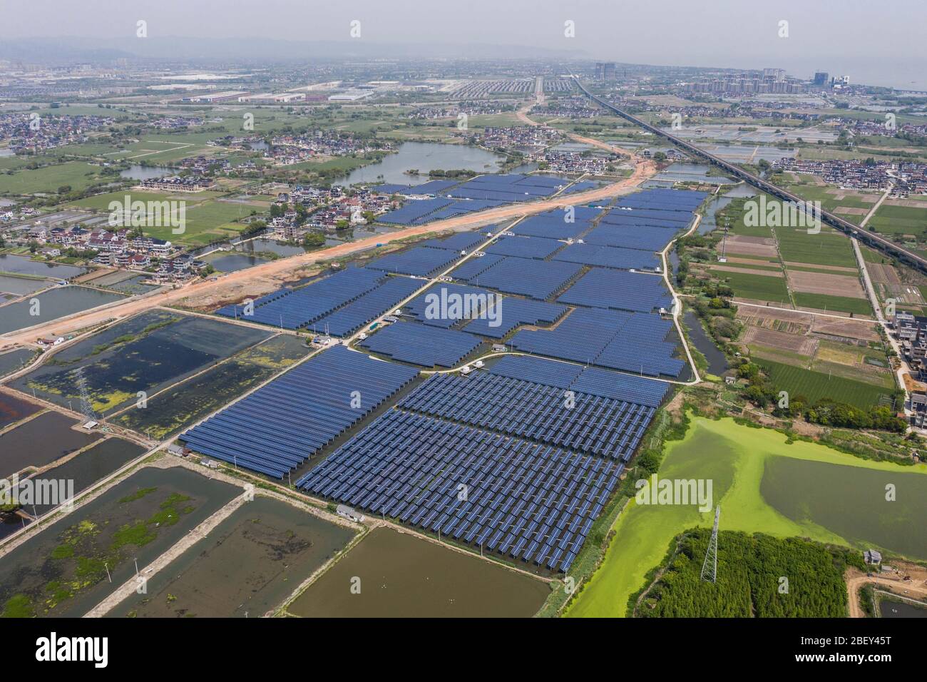 (200416) -- CHANGXING, 16 aprile 2020 (Xinhua) -- la foto aerea scattata il 16 aprile 2020 mostra un allevamento ittico con pannelli fotovoltaici installati sulla superficie nel villaggio Gulong della Contea di Changxing, nella provincia di Zhejiang della Cina orientale. L'azienda ittica, che copre una superficie di 500 mu (circa 33.3 ettari), è utilizzata per la raccolta di pesce e, allo stesso tempo, per la produzione di elettricità dopo l'installazione di pannelli fotovoltaici sulla sua superficie. Generando più di 20 milioni di kilowattora di elettricità all'anno, l'applicazione di pannelli fotovoltaici può creare un fatturato di oltre 10 milioni di yuan (circa 1.41 milioni di dollari) Foto Stock