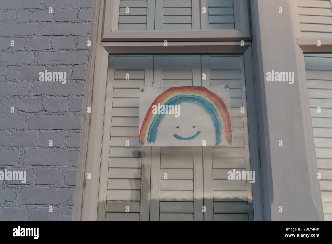 Londra, UK - 12 aprile 2020: Cartello arcobaleno fatto a mano esposto in una finestra di una casa a Londra come persone si sostengono durante il blocco a causa di Foto Stock