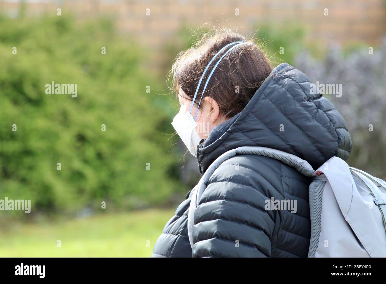Donna che indossa maschera facciale protettiva Foto Stock