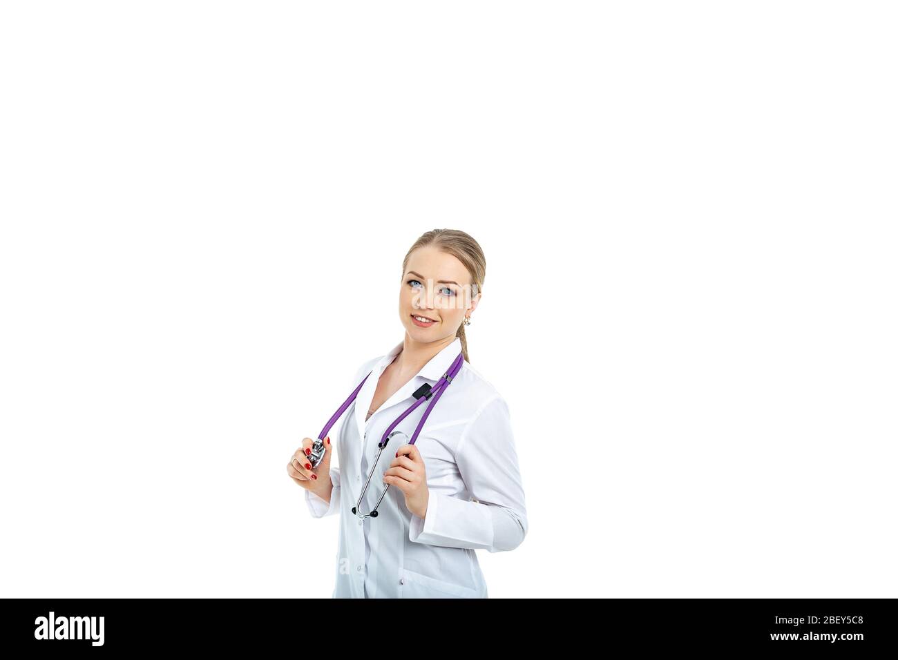felice bella giovane donna bianca dottore in un cappotto bianco. guarda la macchina fotografica Foto Stock