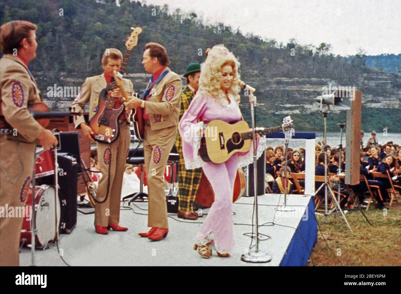 Country Music star Dolly Parton esegue al Cordell Hull Dam dedizione ott. 13, 1973, sulla riva del fiume Cumberland presso la diga di Cartagine, Tennessee Secondo un associato rapporto della stampa a seguito dell'evento circa duemila persone hanno partecipato. Tricia Nixon Cox, figlia del Presidente Richard M. Nixon, è stato il discorso di apertura per la dedicazione. Foto Stock