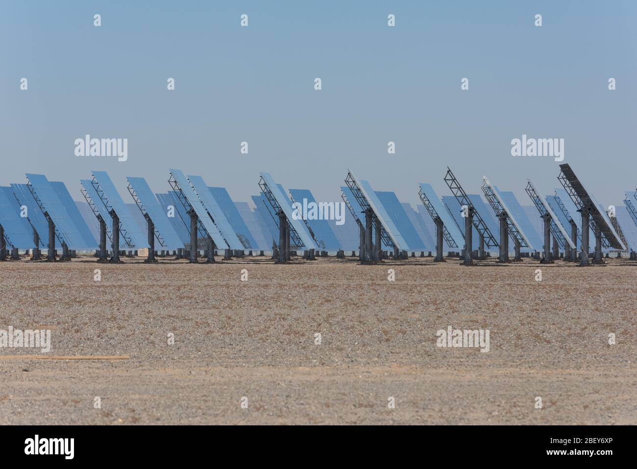 vista degli specchi di un impianto solare termico Foto Stock