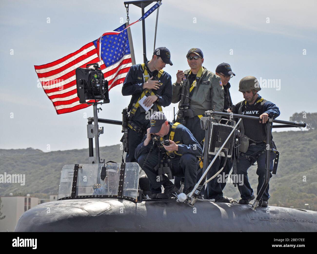 SAN DIEGO (26 marzo 2013) della Cmdr. Douglas Bradley, comandante della Los Angeles-class attack submarine USS Asheville (SSN 758), sorge sulla torre conning come la nave parte per un programmato sei mesi di distribuzione per il Pacifico occidentale Regione. Foto Stock