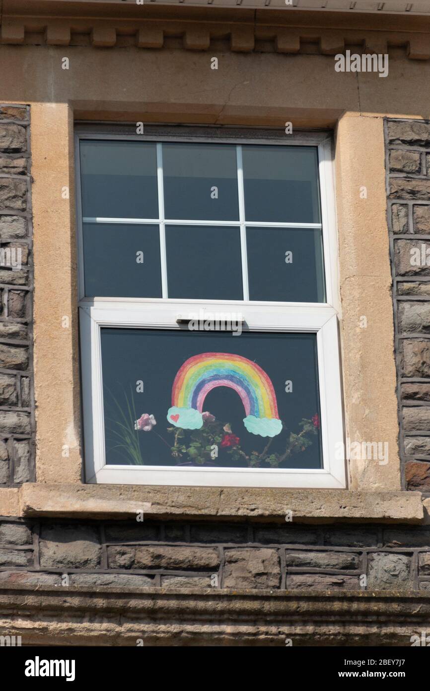 Bristol-Aprile 2020-Inghilterra-una vista ravvicinata di un arcobaleno dipinto che è stato bloccato all'interno di una finestra che si affaccia su una strada principale-speranza per il Foto Stock