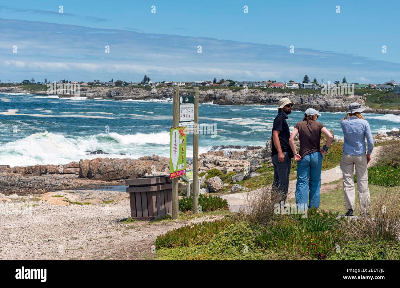 Hermanus, Capo Occidentale, Sudafrica. 2019. I turisti sulla biodiversità costiera camminano sul lungomare di Hermanus, una popolare località balneare sulla strada del giardino. Foto Stock