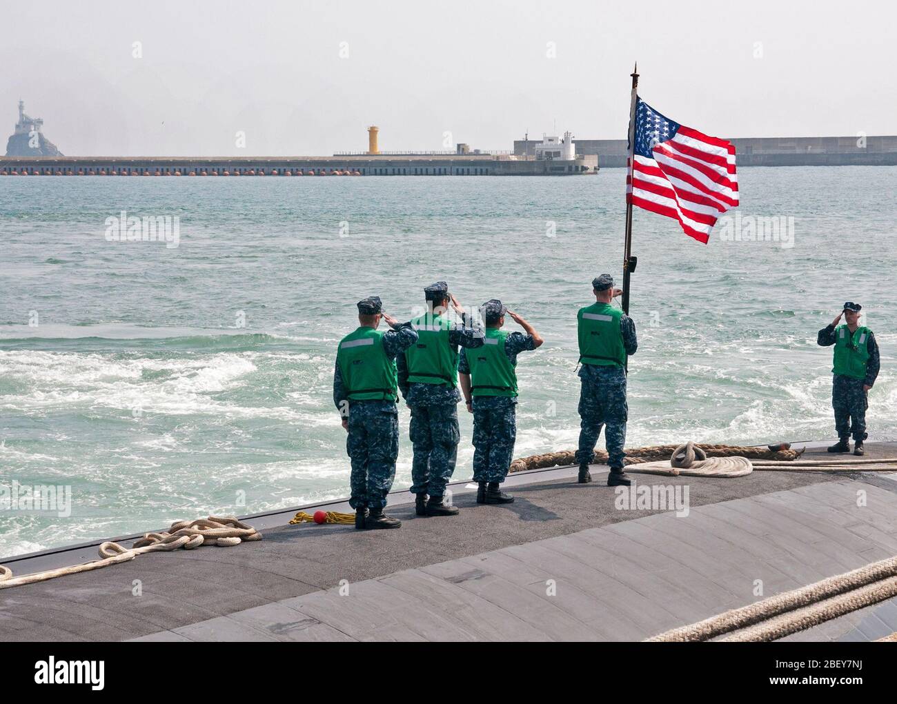 BUSAN, Repubblica di Corea (20 marzo 2013) i marinai a bordo del Los Angeles-class attack submarine USS Cheyenne (SSN 773) sollevare il ensign come il sommergibile arriva per una programmata visita porta a Busan. Cheyenne ha partecipato al Puledro Eagle 2013 esercitazione navale con nazione alleato per la Repubblica di Corea a sostegno della sicurezza regionale e stabilità del Indo-Asia-regione del Pacifico. Foto Stock