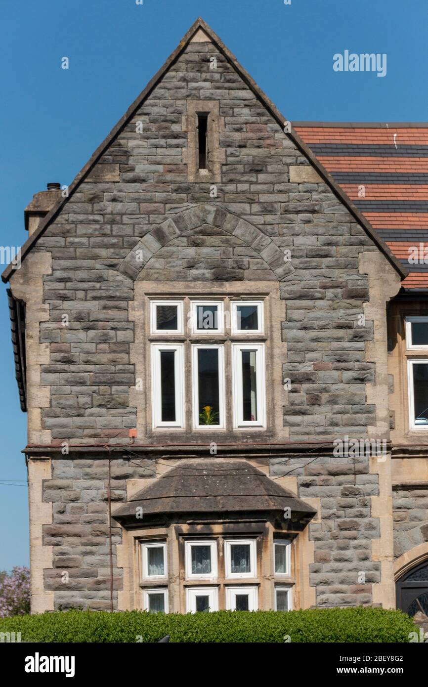 Bristol-Aprile 2020-Inghilterra-una vista ravvicinata di un lato della stazione di polizia dei laghetti di pesci Foto Stock