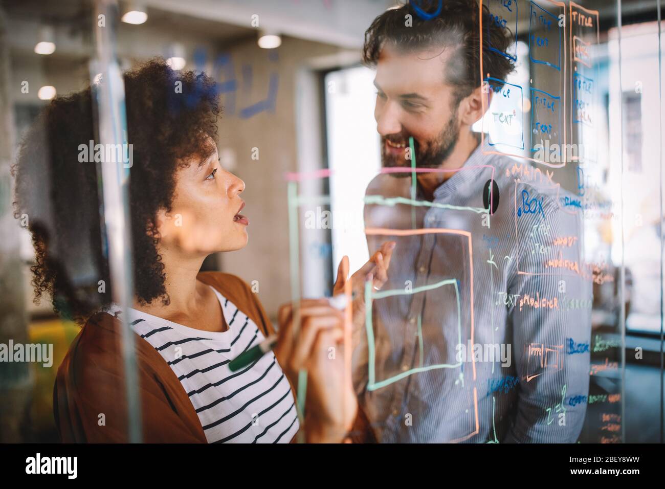 La programmazione di software di tecnologia sviluppa concetto di gente di idea Foto Stock