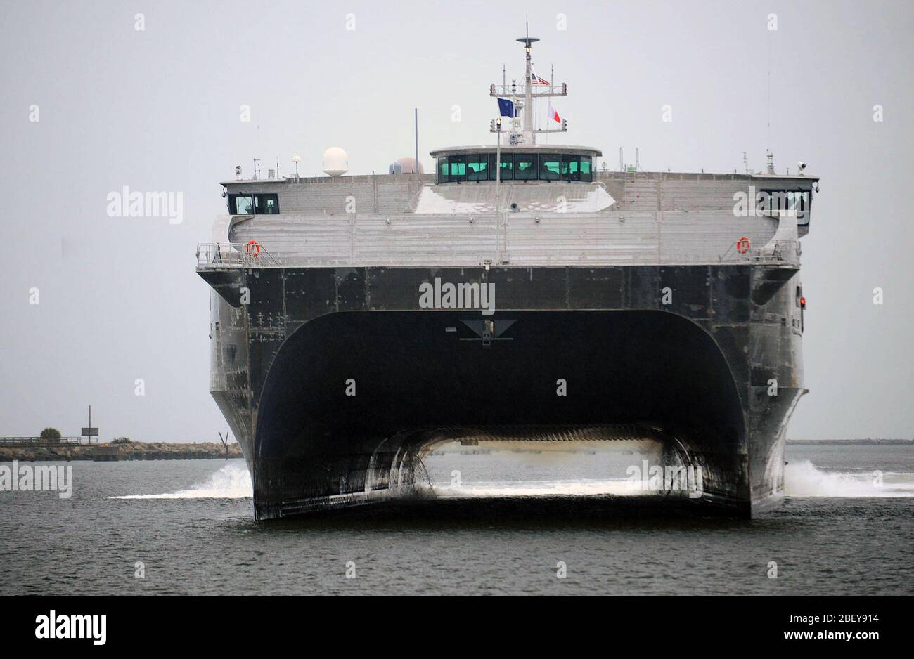 MAYPORT, Fla. (feb. 14, 2013) i militari Sealift giunto di comando ad alta velocità a nave USNS Spearhead (JHSV-1) tira in Naval Station Mayport per essere ispezionato da Adm posteriore. Sinclair M. Harris, comandante della U.S. 4a flotta. Punta di diamante è il primo dei nove comuni della Marina Militare navi veloci ed è stato progettato per un rapido intra-teatro il trasporto di truppe e di attrezzature militari. Foto Stock