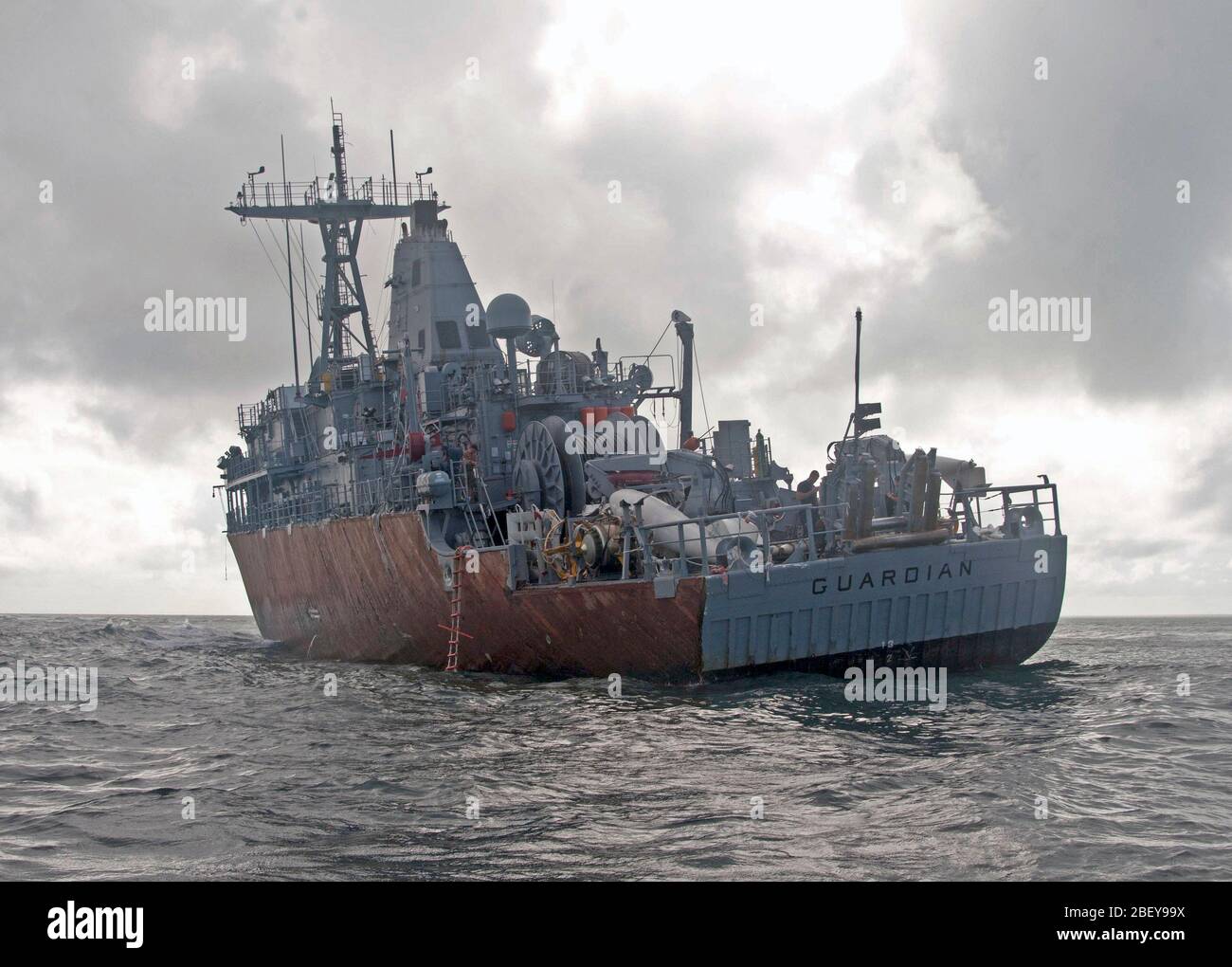 Mare di Sulu (feb. 8, 2013) La miniera contromisure nave USS Custode (MCM 5) siede arenarsi su di Tubbataha Reef. Foto Stock