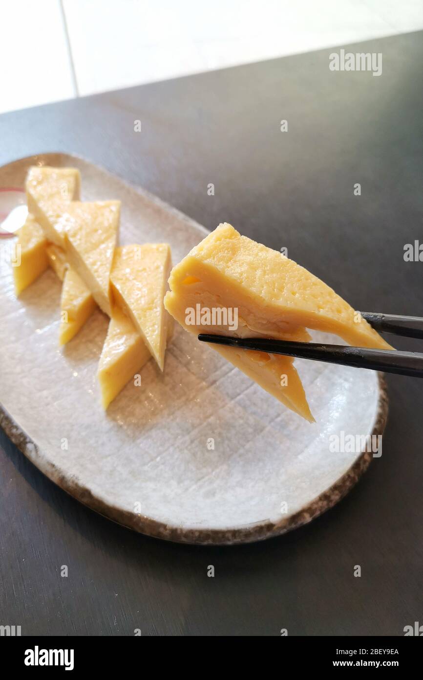 Tamago giapponese sashimi uova dolci servire in giapponese ristorante arrangiare come stile coniglio. Foto Stock
