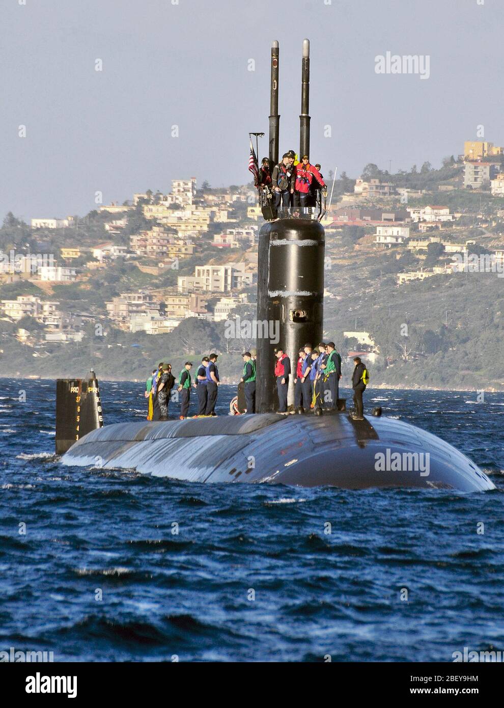 SOUDA BAY, Grecia (GEN. 23, 2013) Il Los Angeles-class attack submarine USS Alessandria (SSN 757) arriva in Souda Bay. Alessandria è su una distribuzione programmata sostenere le operazioni di sicurezza marittima e di teatro la cooperazione in materia di sicurezza gli sforzi negli Stati Uniti Sesta flotta area di responsabilità. Foto Stock