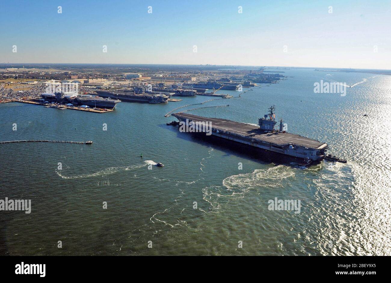 NORFOLK (dec. n. 19, 2012) La Nimitz-class portaerei USS Dwight D. Eisenhower (CVN 69) rende il suo approccio pierside alla stazione navale di Norfolk. Dwight D. Eisenhower ritorna alla Naval Station Norfolk dopo sei mesi di distribuzione per gli Stati Uniti La quinta e la sesta flotta aree di responsabilità a sostegno dell'Operazione Enduring Freedom, le operazioni di sicurezza marittima e di protezione del teatro gli sforzi di cooperazione. Foto Stock