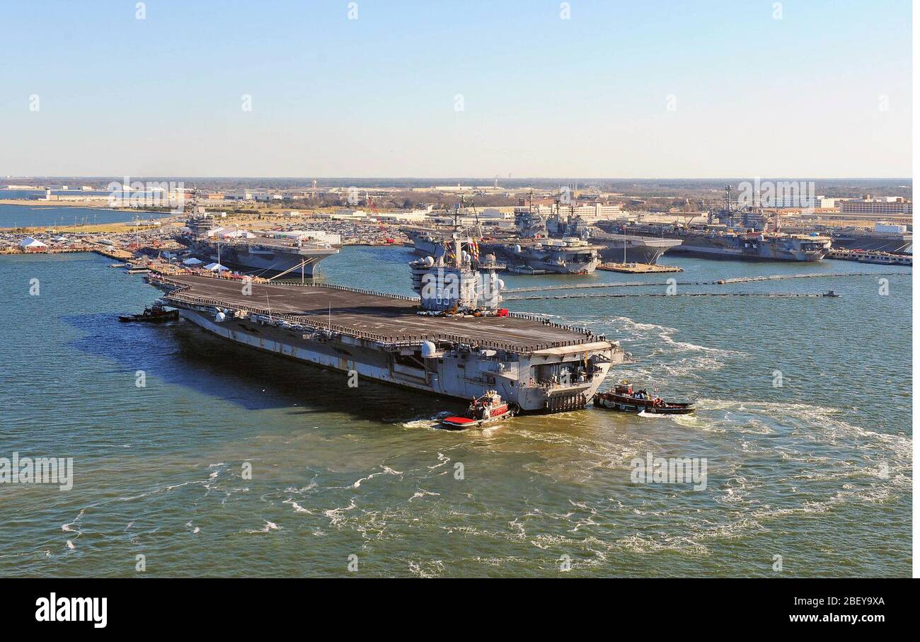 NORFOLK (dec. n. 19, 2012) La Nimitz-class portaerei USS Dwight D. Eisenhower (CVN 69) rende il suo approccio pierside alla stazione navale di Norfolk. Dwight D. Eisenhower ritorna alla Naval Station Norfolk dopo sei mesi di distribuzione per gli Stati Uniti La quinta e la sesta flotta aree di responsabilità a sostegno dell'Operazione Enduring Freedom, le operazioni di sicurezza marittima e di protezione del teatro gli sforzi di cooperazione. Foto Stock