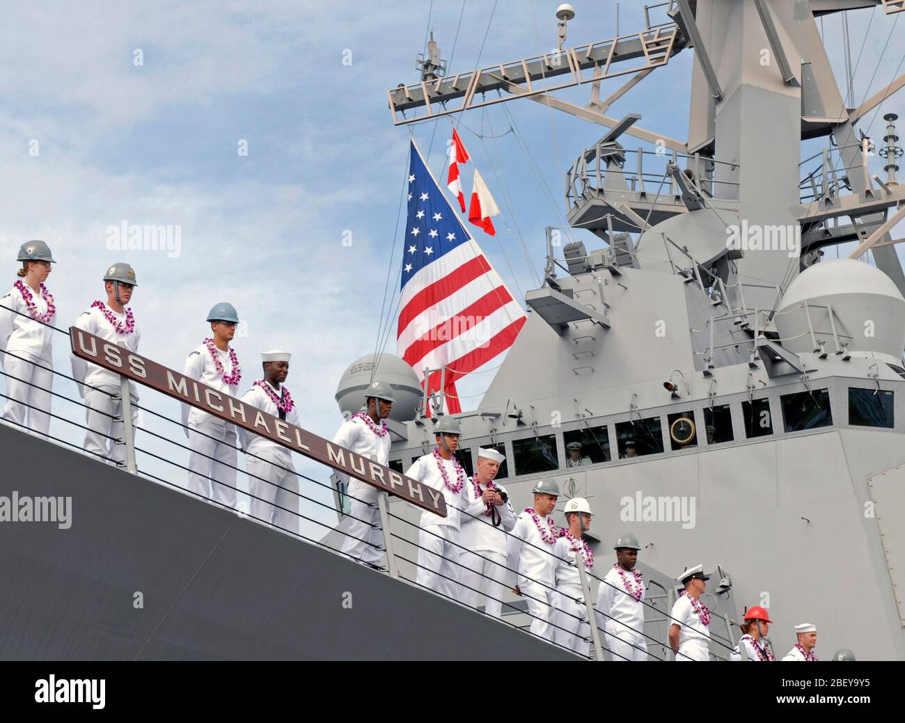 PEARL HARBOR (nov. 21, 2012) marinai a bordo guidato-missile destroyer USS Michael Murphy (DDG 112) uomo le rotaie come la nave arriva a homeport di base comune Harbor-Hickam perla per la prima volta. Il nuovo distruttore onora la fine Lt. (Guarnizione di tenuta) Michael P. Murphy, New York native che postumo è stato premiato con la medaglia d'onore per le sue azioni in combattimento come leader di un quattro-uomo squadra di ricognizione in Afghanistan. Murphy è stata la prima persona ad essere premiati con la medaglia per le azioni in Afghanistan e il primo membro della U.S. Navy per ricevere il premio dato che la guerra del Vietnam. Foto Stock