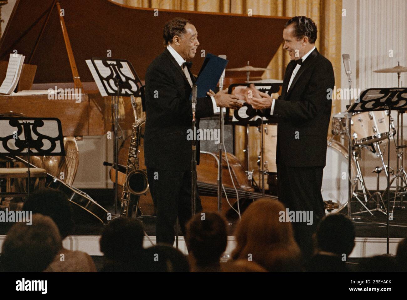 Il presidente Nixon presentazione di Duke Ellington con la medaglia presidenziale della libertà. Aprile 29, 1969. Foto Stock