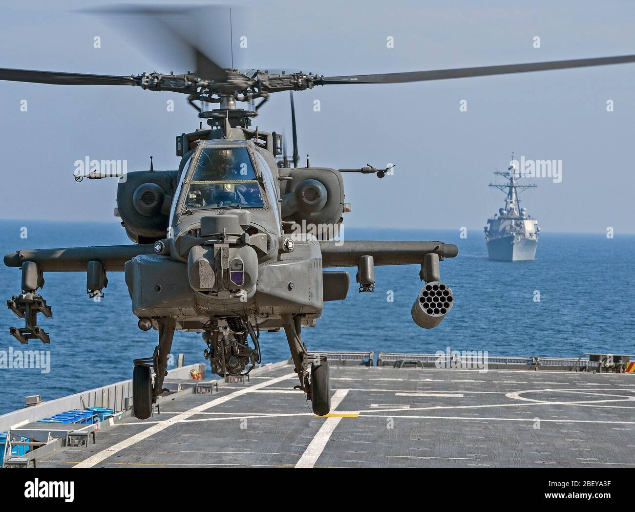 (Nov. 11, 2012) un U.S. Esercito AH-64D Apache elicottero decolla da a galla in avanti Base di Staging (Interim) USS Ponce (AFSB(i) 15), nel corso di un esercizio come guidato-missile destroyer USS Benfold (DDG 65) transita nelle vicinanze. Ponce, precedentemente indicato come un trasporto anfibio dock, la nave è stata convertita e riclassificati per compiere una lunga U.S. Comando centrale richiesta per un AFSB ad essere situato negli Stati Uniti Quinta Flotta area di responsabilità. Foto Stock