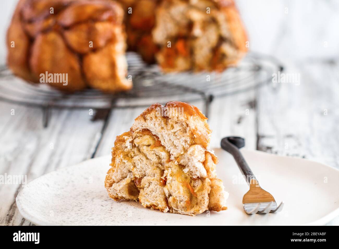 Dessert pasquale di Pull Apart torta torta torta di scimmie pane. Torta di lievito fatta con cannella, carote, noci e glassa di zucchero marrone. Messa a fuoco selettiva w Foto Stock