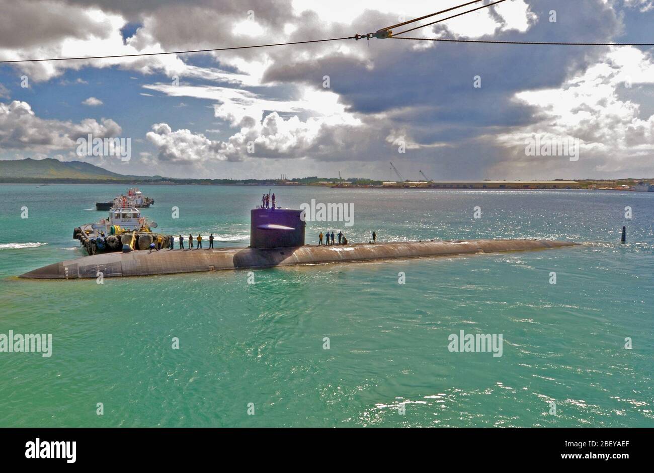POLARIS POINT, Guam (oct. 26, 2012) Il Los Angeles-class attack submarine USS Oklahoma City (SSN 723) si diparte da accanto al sommergibile offerta USS Frank cavo (come 40). Cavo di Frank esegue la manutenzione e il supporto dei sommergibili e navi di superficie nel 7 ° Flotta area di responsabilità. Gli Stati Uniti La marina è costantemente implementato per preservare la pace, proteggere il commercio e scoraggiare le aggressioni attraverso la presenza di avanzamento. Partecipa alla conversazione sui social media utilizzando #combattimento. Foto Stock